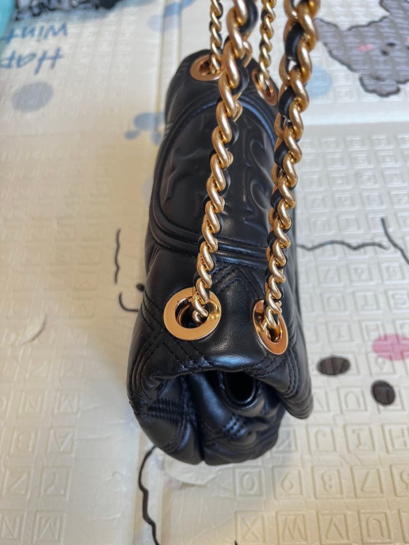 黒いキルティングハンドバッグ