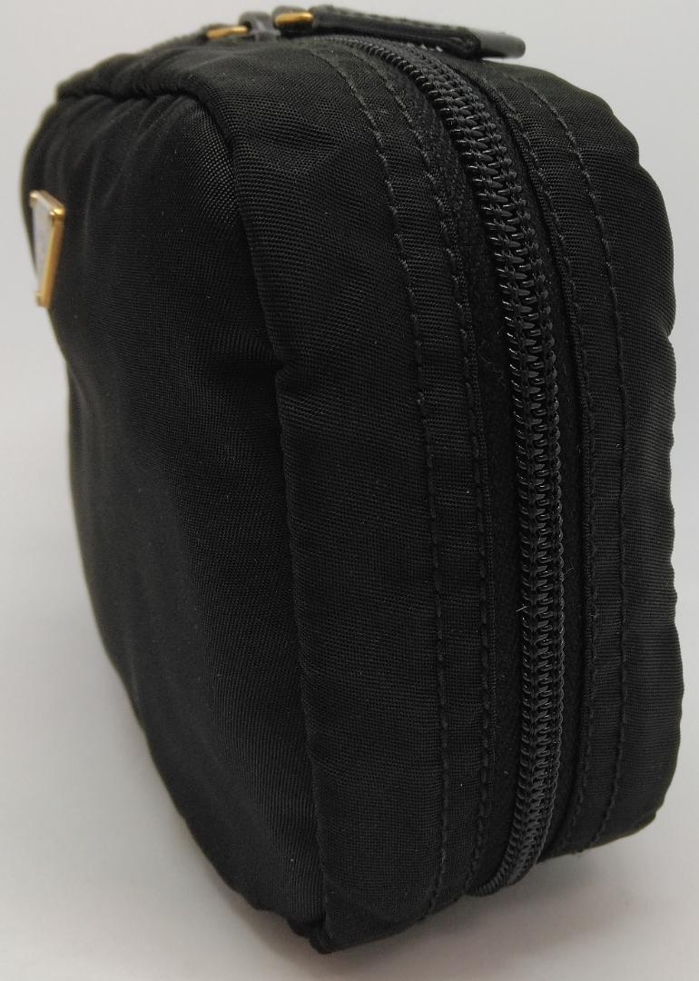 プラダ 三角ロゴプレート ナイロンポーチ ブラック 中古品 (23084)