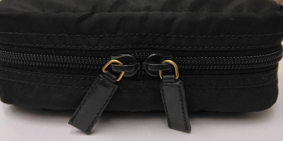 プラダ 三角ロゴプレート ナイロンポーチ ブラック 中古品 (23084)