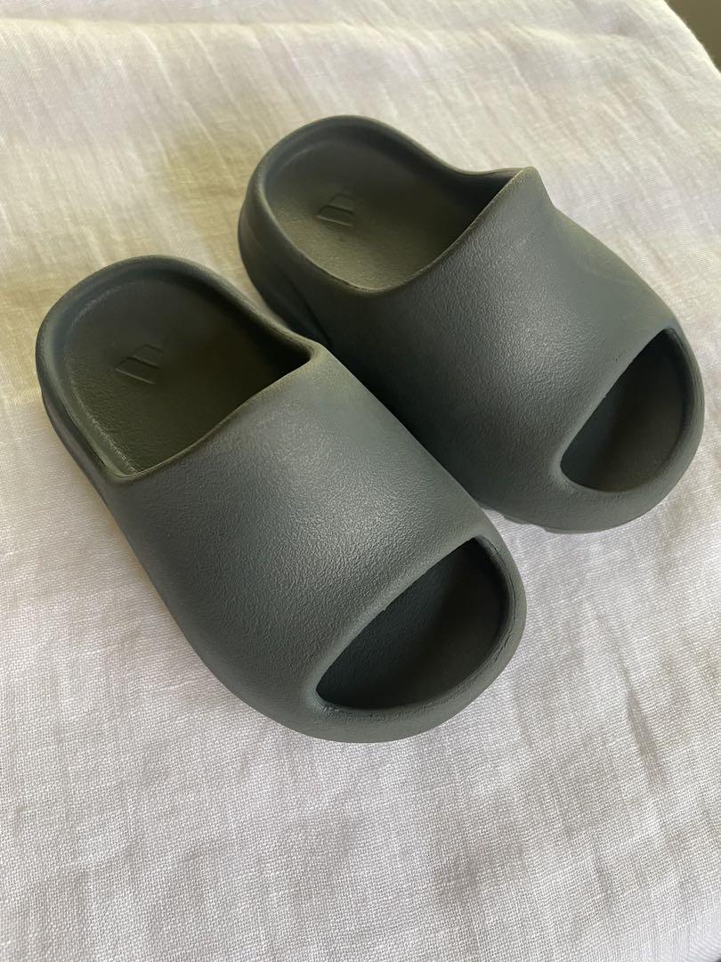 Amazon.com | adidas Preschool Yeezy Slide Kids HQ4117 Pure