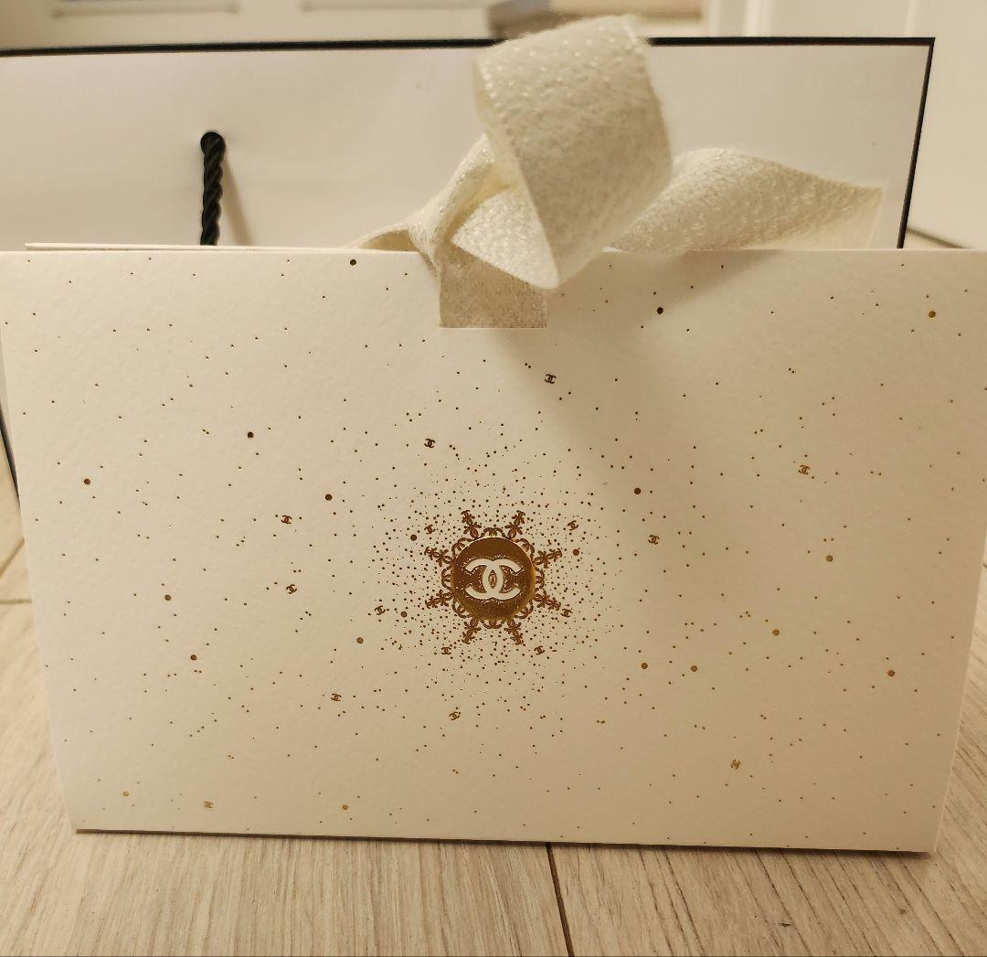 ショッパー付き☆CHANEL☆2024 クリスマスラッピング☆Sサイズ ショッパー付き☆CHANEL☆2024 クリスマスラッピング☆Sサイズ