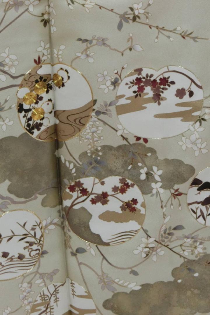 Ｓお仕立て上り正絹色留袖薄クリーム地花雲取り模様金糸刺繍綸子生地染め抜き紋三つ紋
