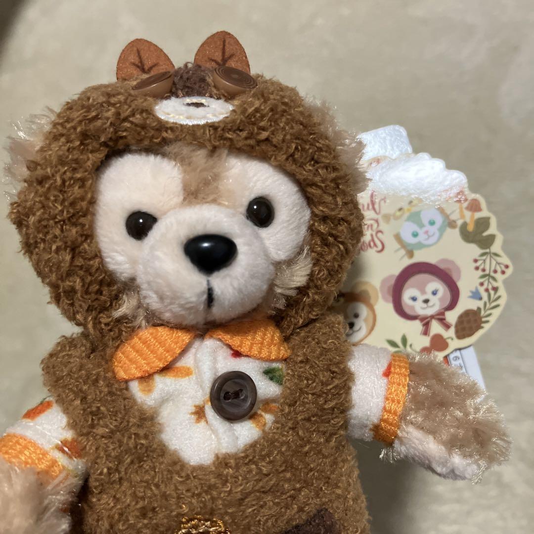 タグ付き ダッフィ シェリーメイ ぬいぐるみバッジ 秋のぼうけん