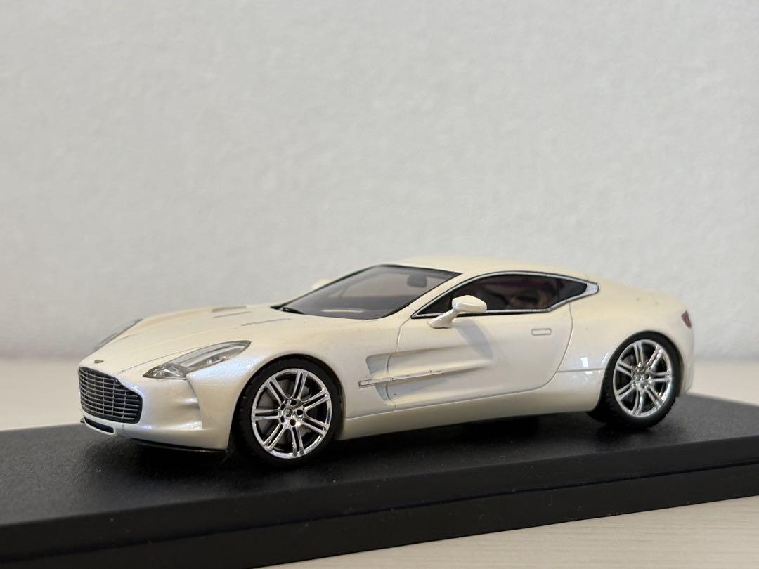 スパーク製Aston Martin One-77 ホワイト 1/43 ミニカー