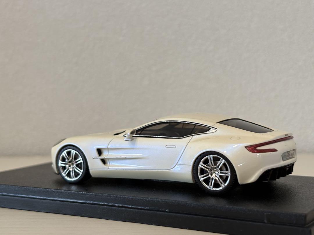 スパーク製Aston Martin One-77 ホワイト 1/43 ミニカー