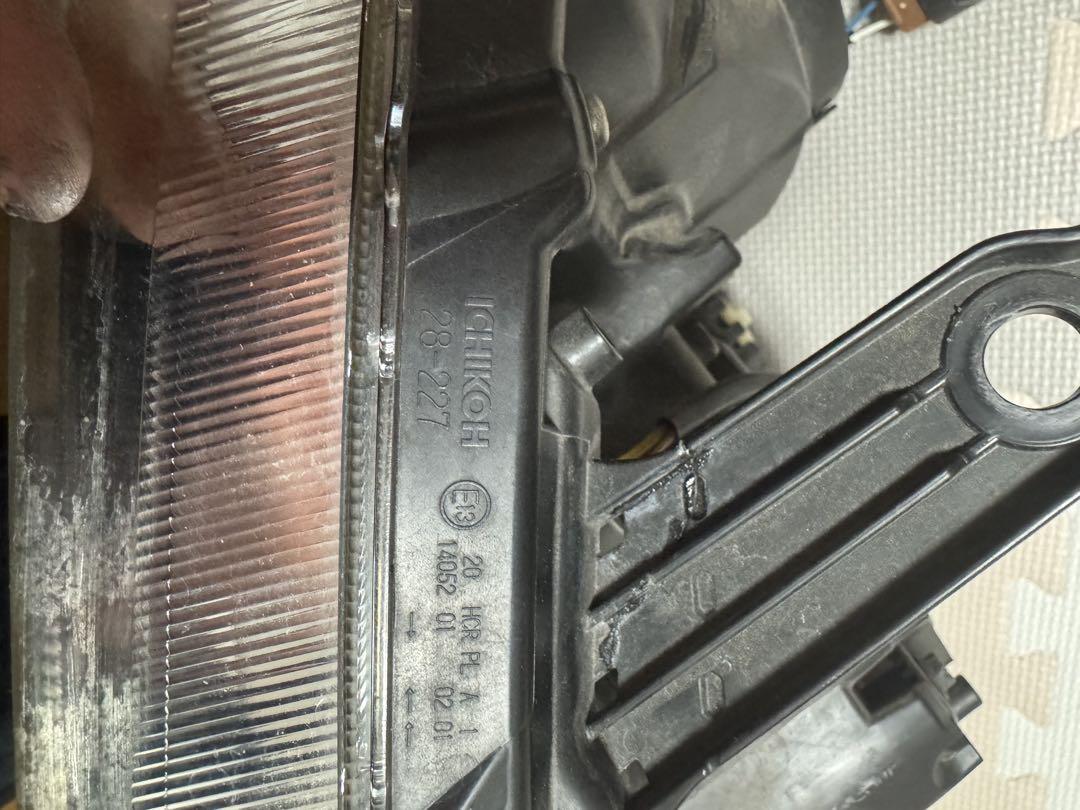 トヨタ ノア80系 ヘットライト 右側