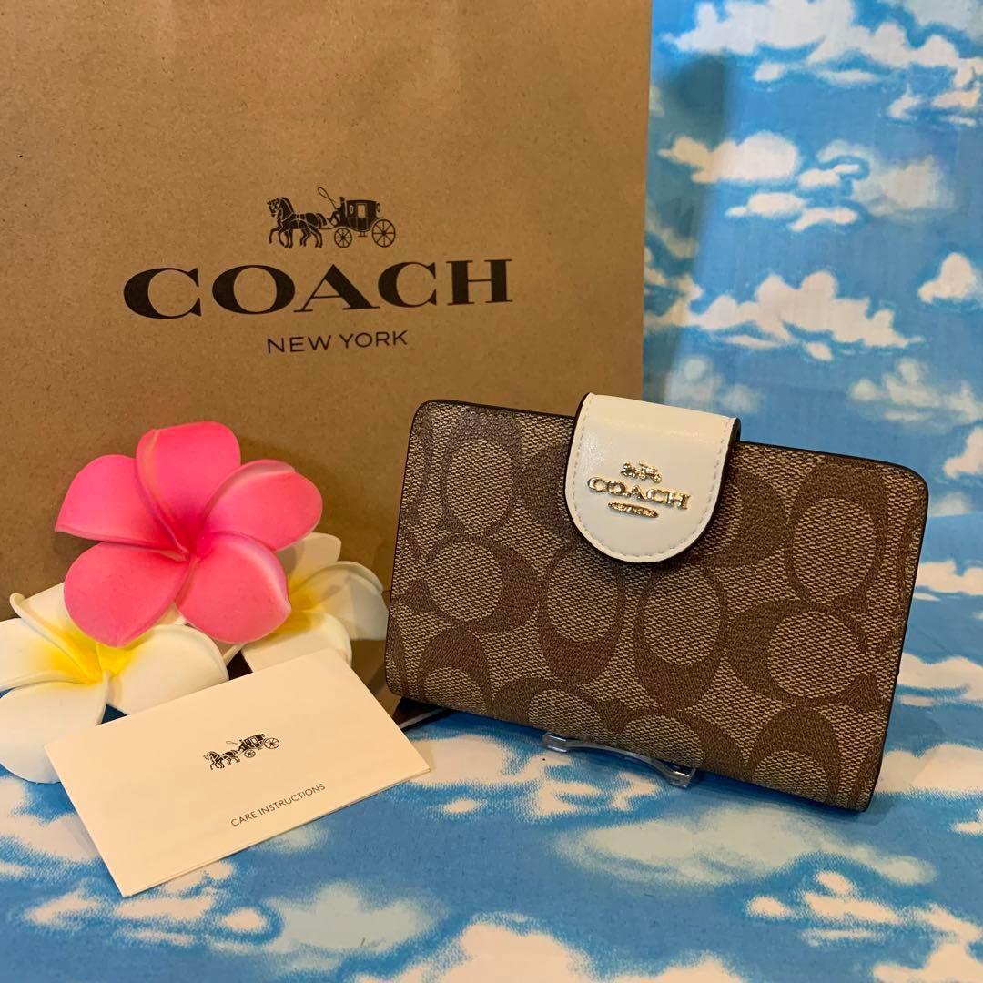 ♡COACH シグネチャー ホワイト × ベージュ ボタンロゴ二つ折り