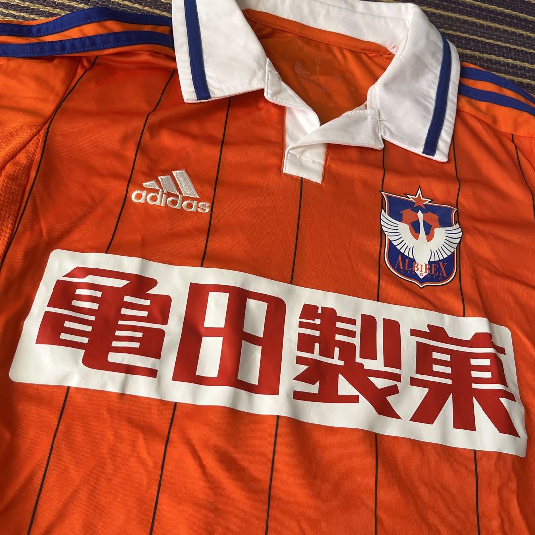 adidas サッカーシャツ 亀田製菓アルビレックス新潟ユニフォーム 亀田製菓ファンも気になる？！アルビレックス新潟に