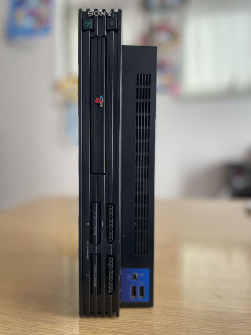 PlayStation 2本体 + ソフト6本 PlayStation 2 本体 + ゲームソフト6本 + コントローラー2つ
