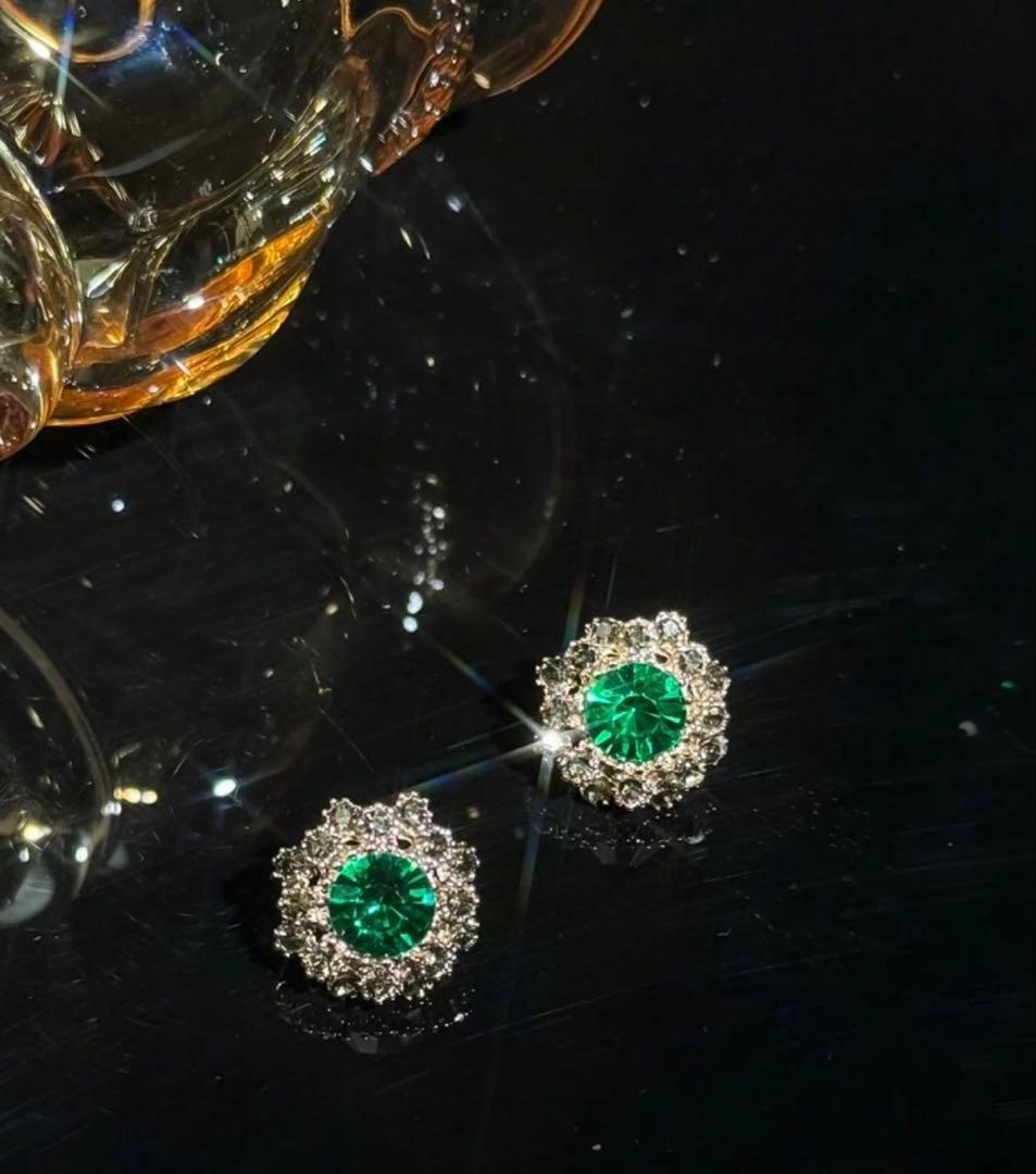 スワロフスキー キラキラ グリーン ゴージャス アンティーク調デザイン ピアス新品、♥