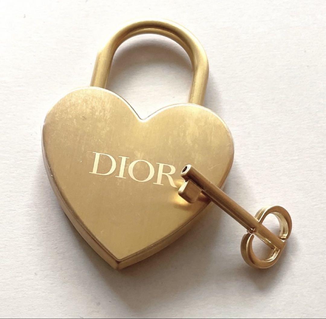 【非売品】DIOR 2023 ノベルティ　限定　美品！　南京錠　限定　希少 DIOR南京錠 ノベルティ - メルカリ