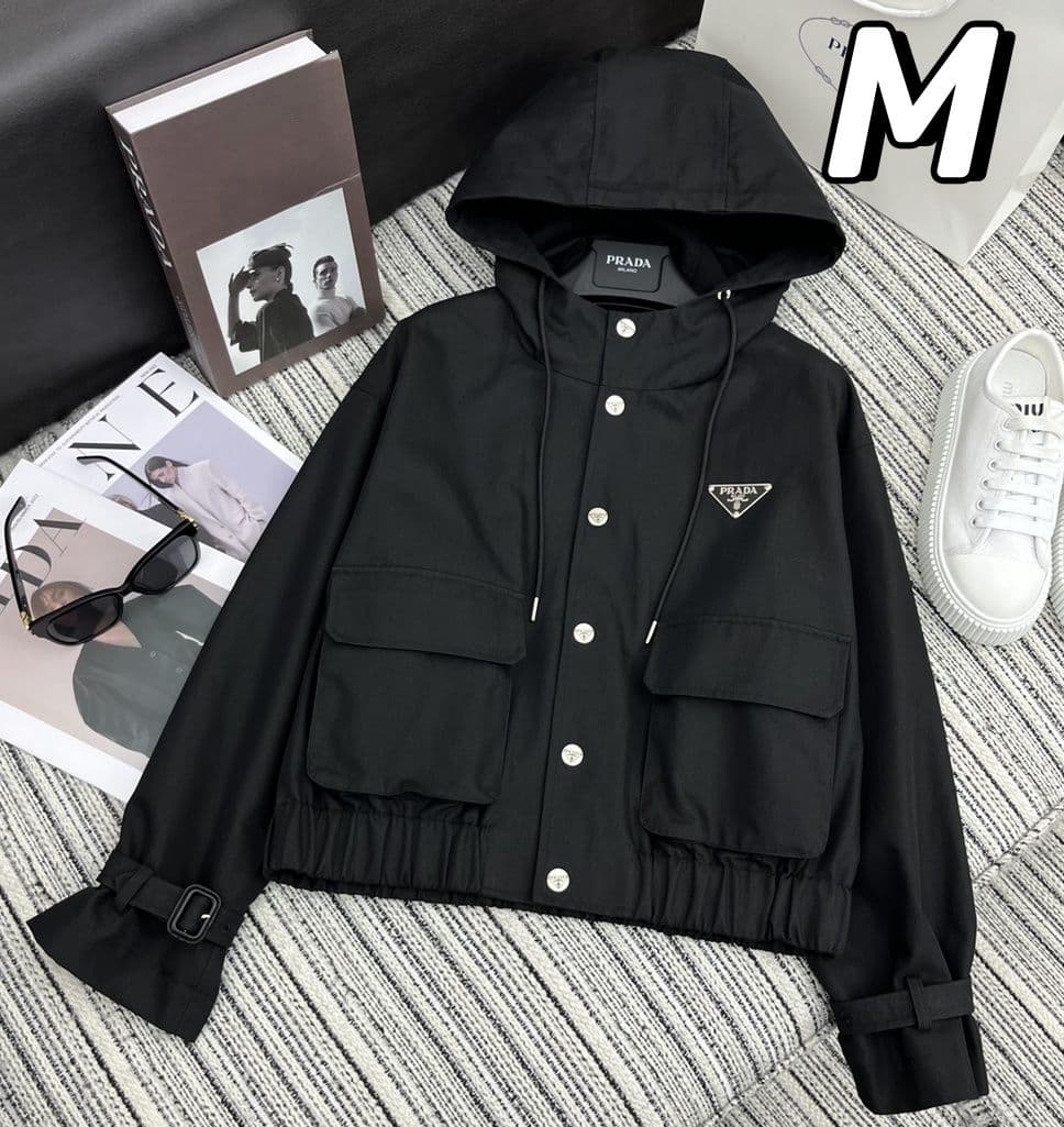 PRADA 三角ロゴ　ナイロンジャケット　薄手アウター