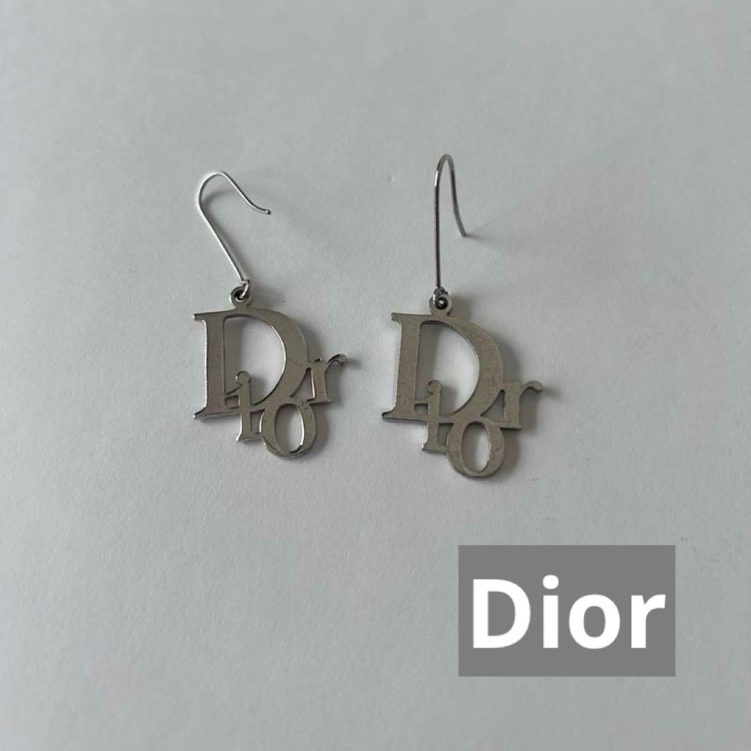 Dior ロゴデザイン ピアス Dior ディオール ロゴデザイン ピアス シルバー - メルカリ