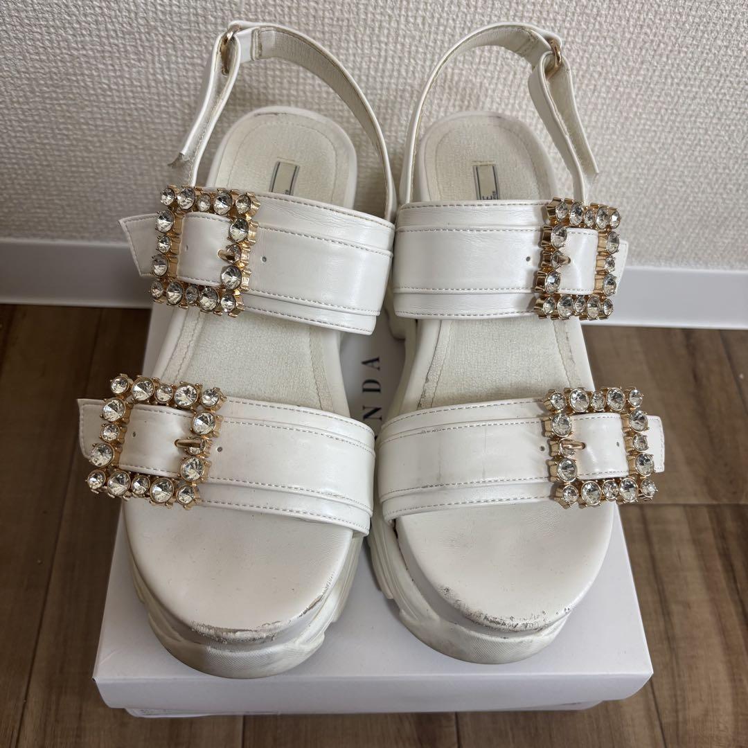 R&E 厚底ラバービジューバックルベルトサンダル アイボリー