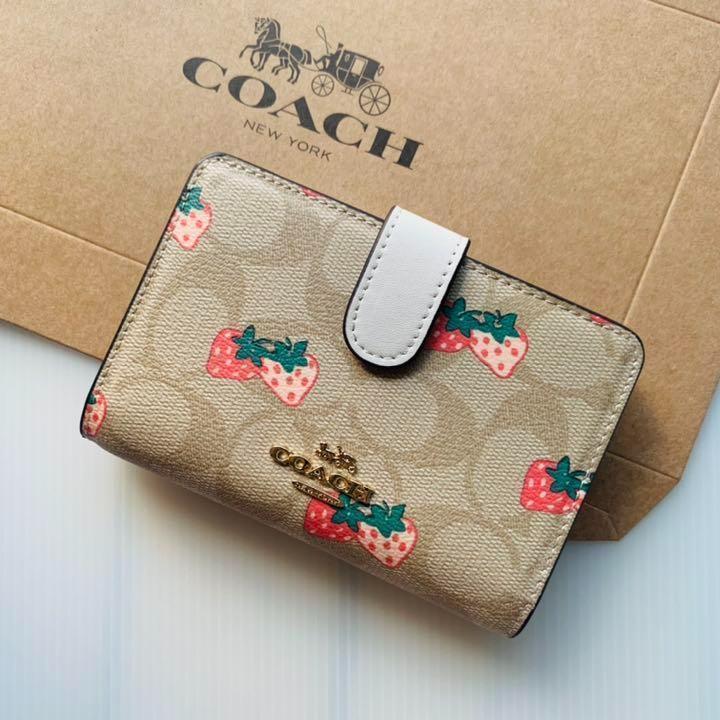 Coach コーチ折りたたみ財布 レディースの可愛いイチゴ財布新商品 メルカリ