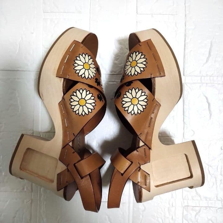 513 未使用 miumiu ミュウミュウ サンダル 花柄 レザー 木製 513 未使用 miumiu ミュウミュウ サンダル 花柄 レザー 木製