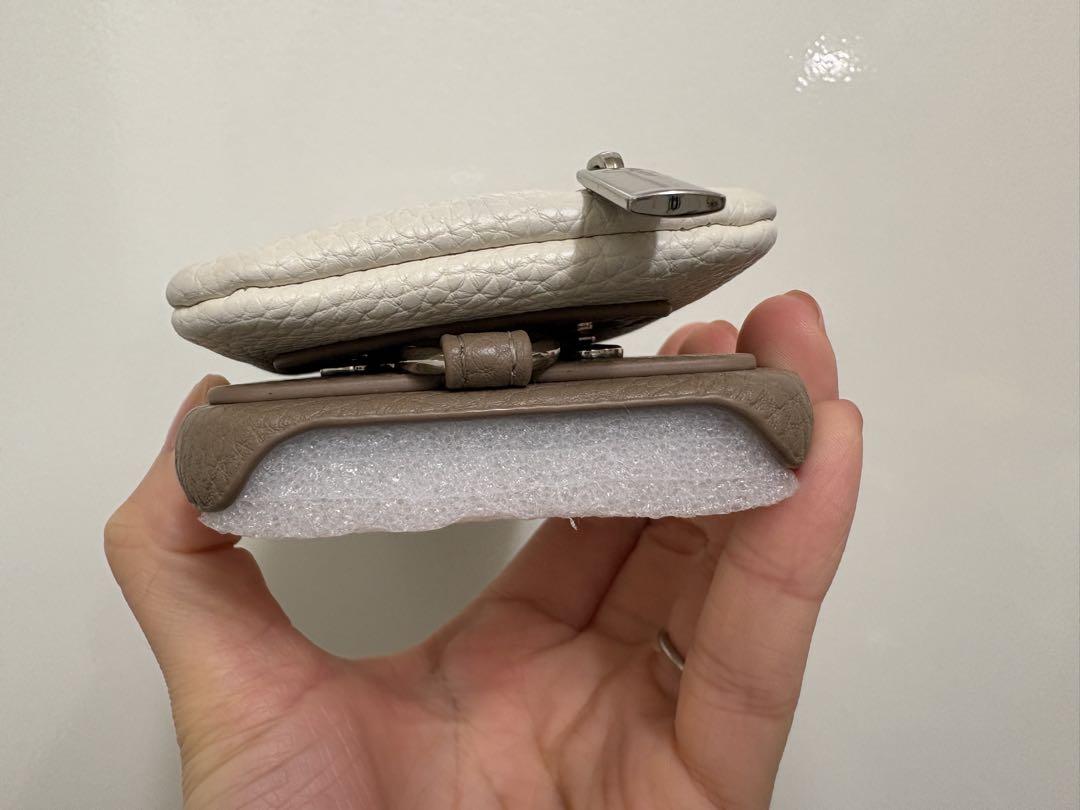 【極美品】ajew エジュー iPhone16 ひも付き