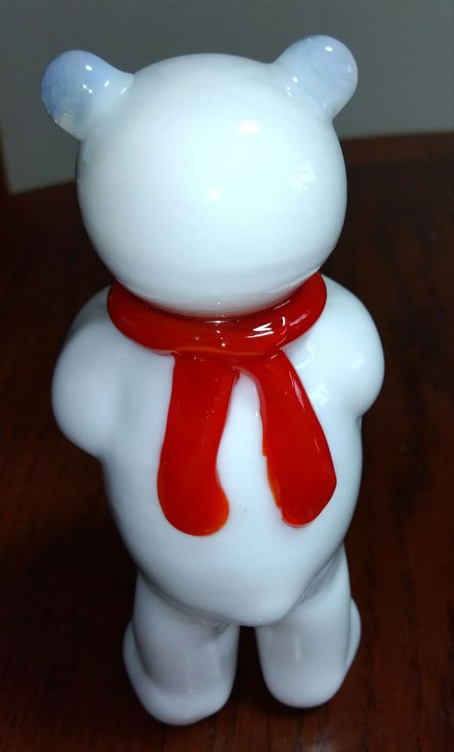 白いガラスのシロクマの置物
