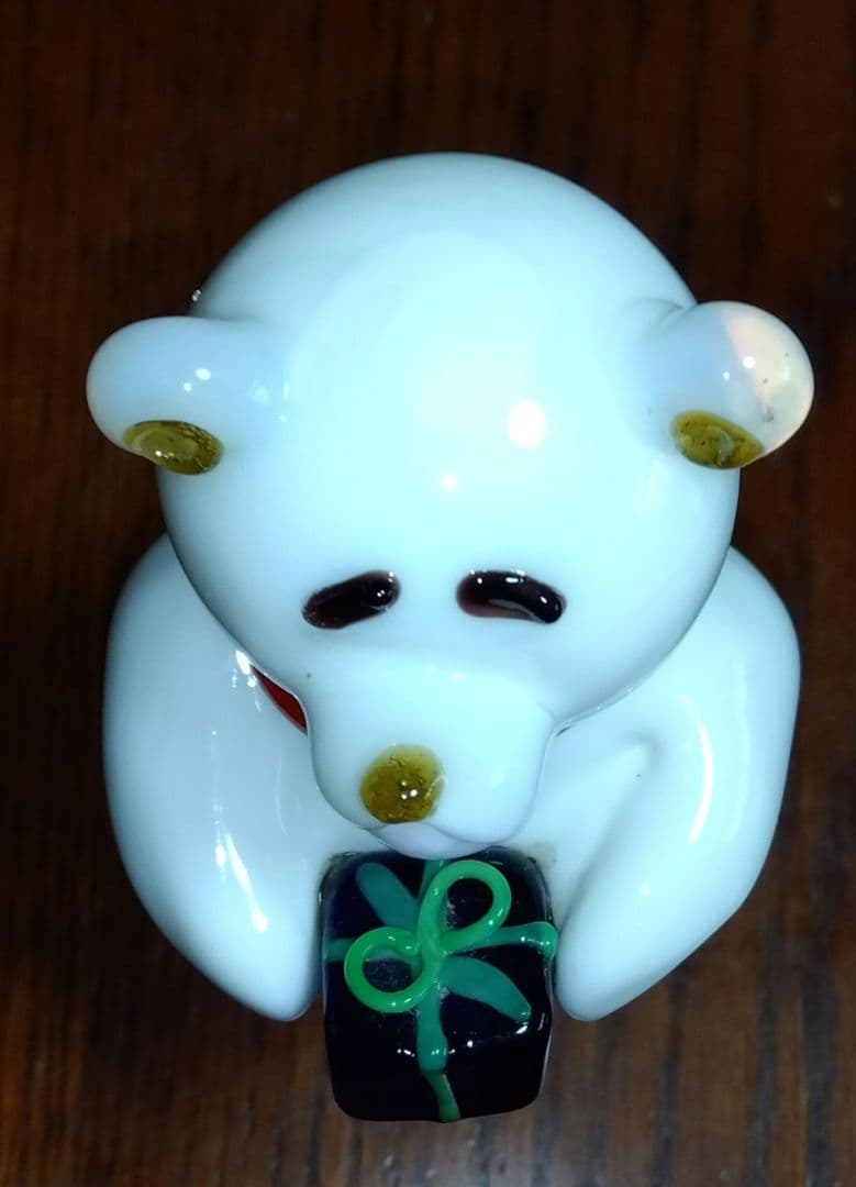 白いガラスのシロクマの置物