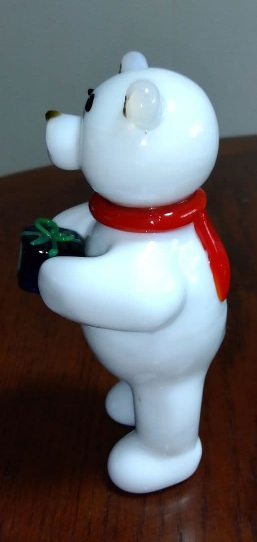 白いガラスのシロクマの置物