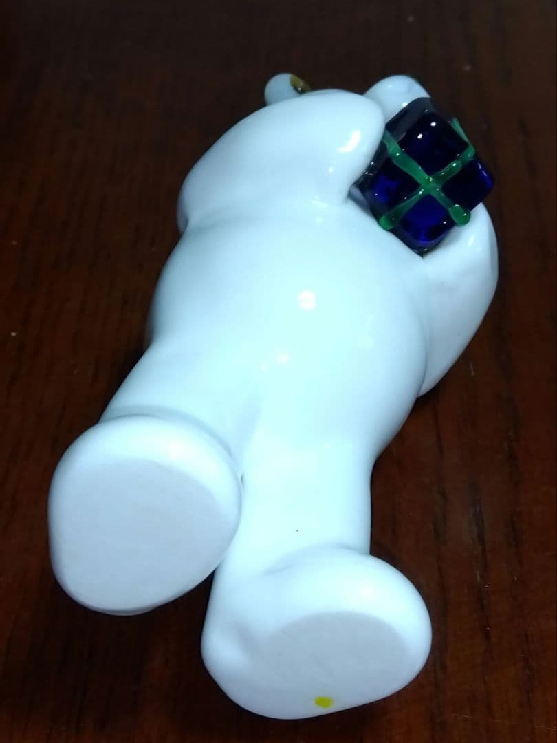 白いガラスのシロクマの置物