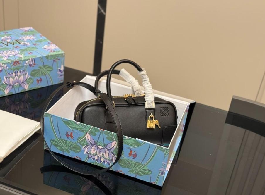 Loewe アマソナ23 クロップド バッグ ナパカーフ