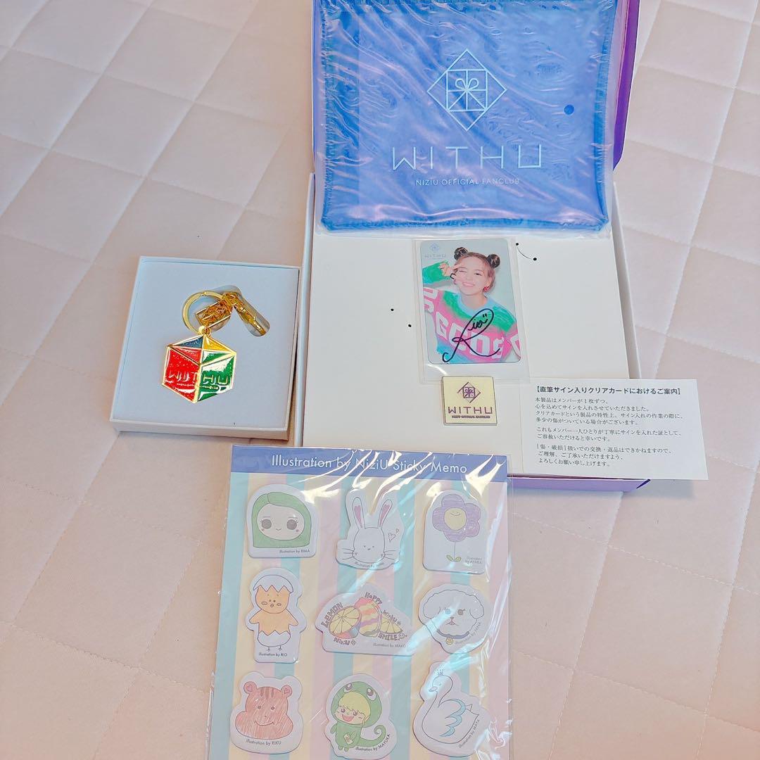 値下げ!NiziU ファングッズセット NiziUの公式ファンクラブグッズセット - メルカリ