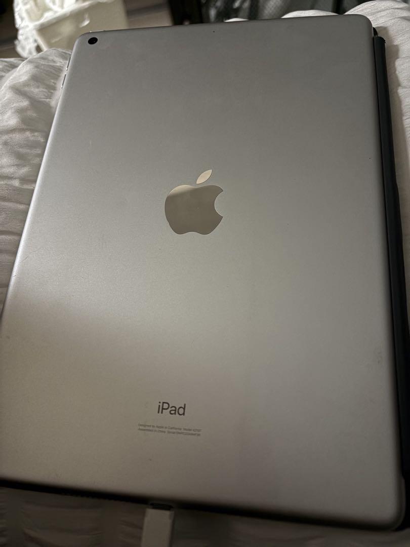 Apple iPad シルバー ケース付き（第7世代）