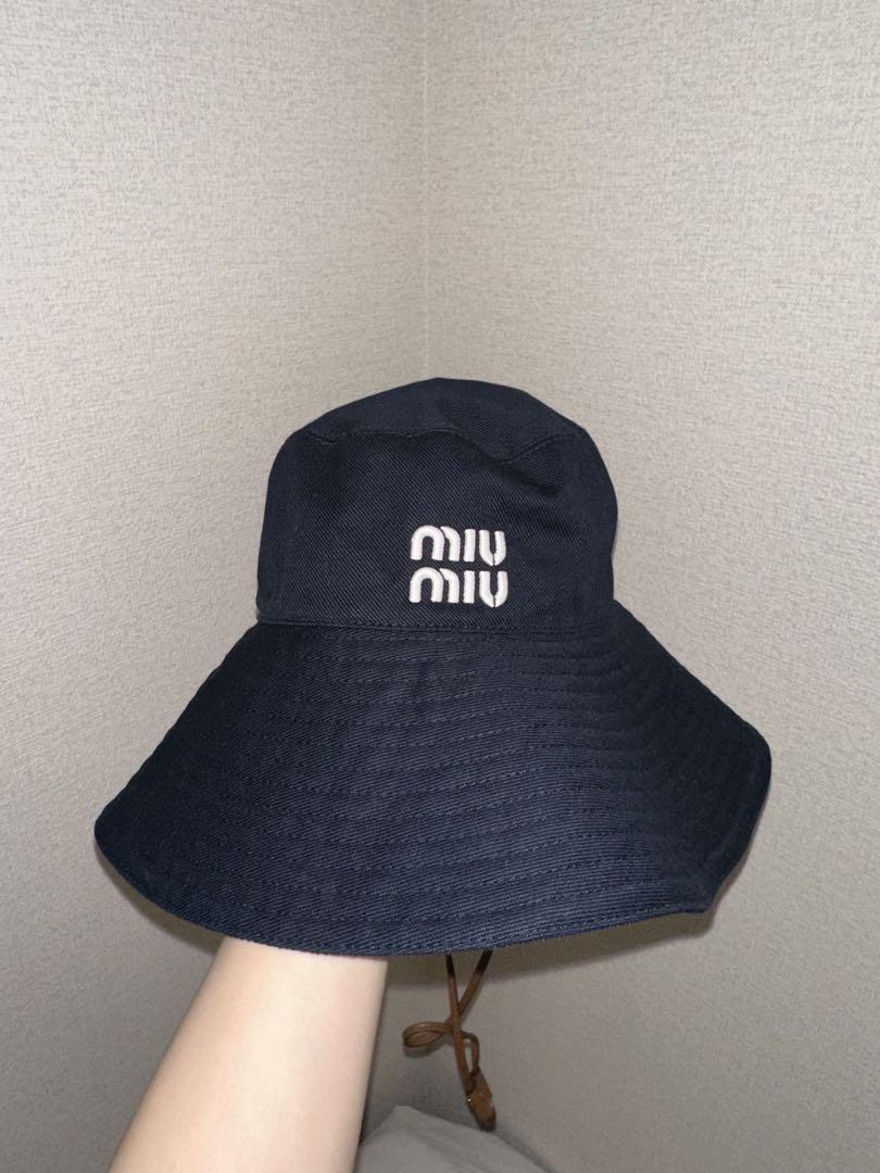 【MiuMiu】ドリル ハット ブラック/ホワイト ドリル バケットハット | Miu Miu