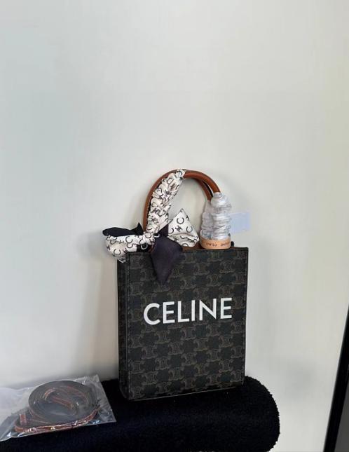 Celine セリーヌ トリオンフ ミニ バーティカル カバ 2way ハンド