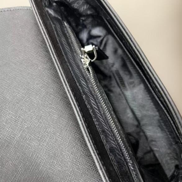 PRADA ブラック ショルダーバッグ 小型ポーチ付き PRADA ブラック ショルダーバッグ 小型ポーチ付き