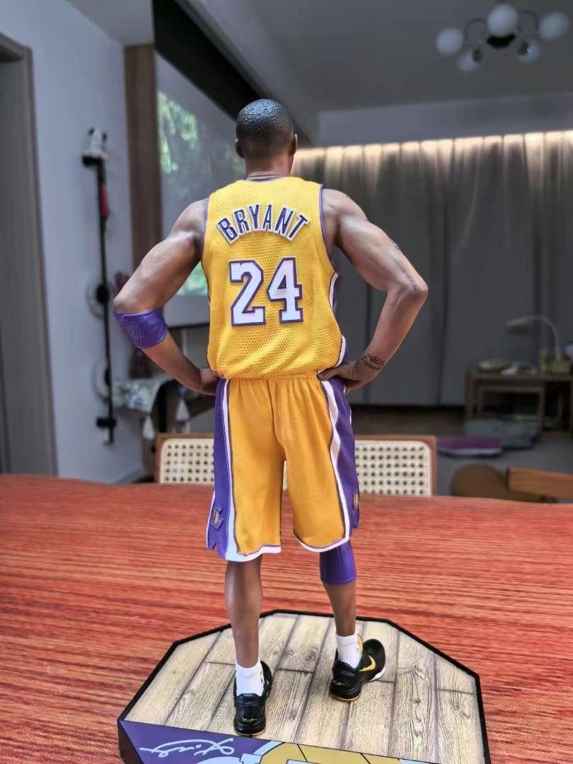 Kobe Bryant フィギュア 24 番 30cm