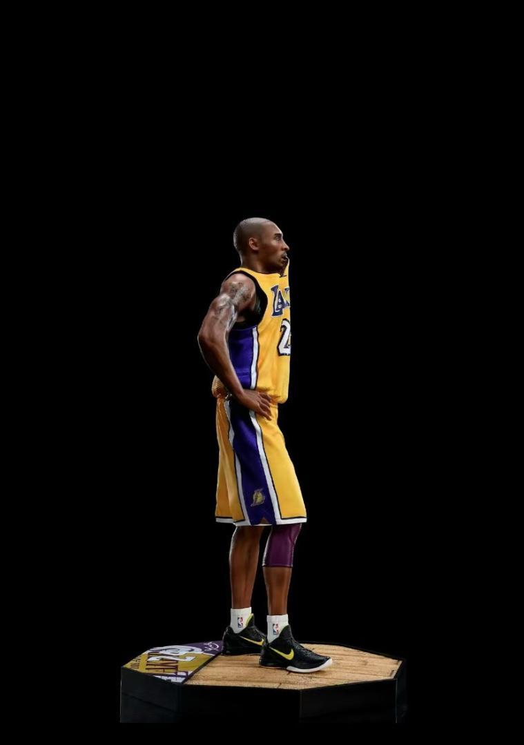 Kobe Bryant フィギュア 24 番 30cm