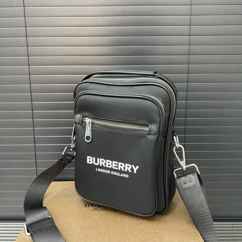 BURBERRY ブラック スマホショルダーバッグ - メルカリ