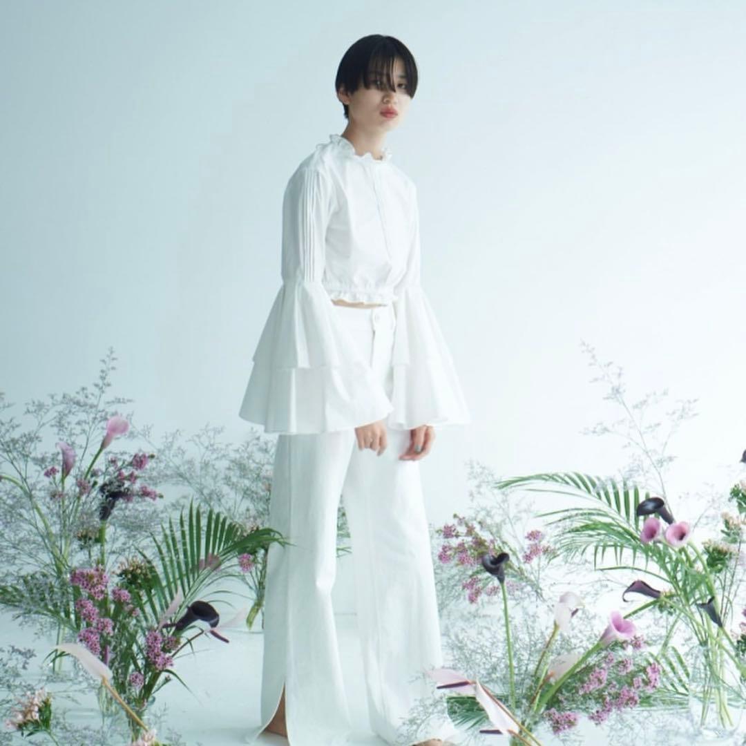 ロザリームーン　Bell Sleeves Short Blouse