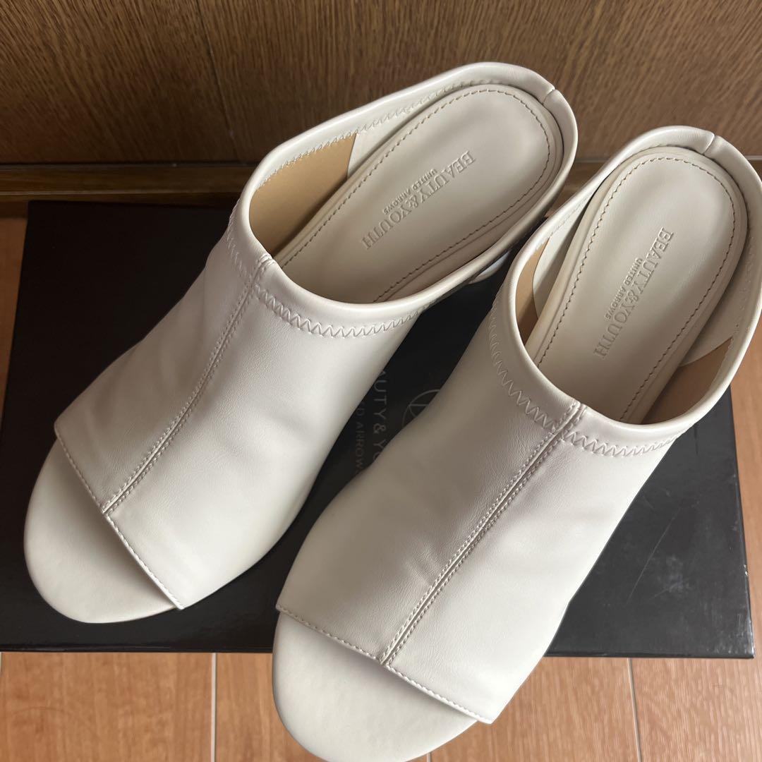 新品 未使用】Beauty&Youth ホワイトオープントゥミュール