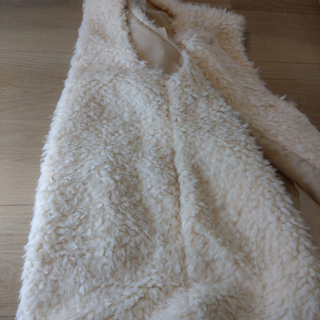 新品タグ付きe/rm ノースリーブ ファーコート クリーム色