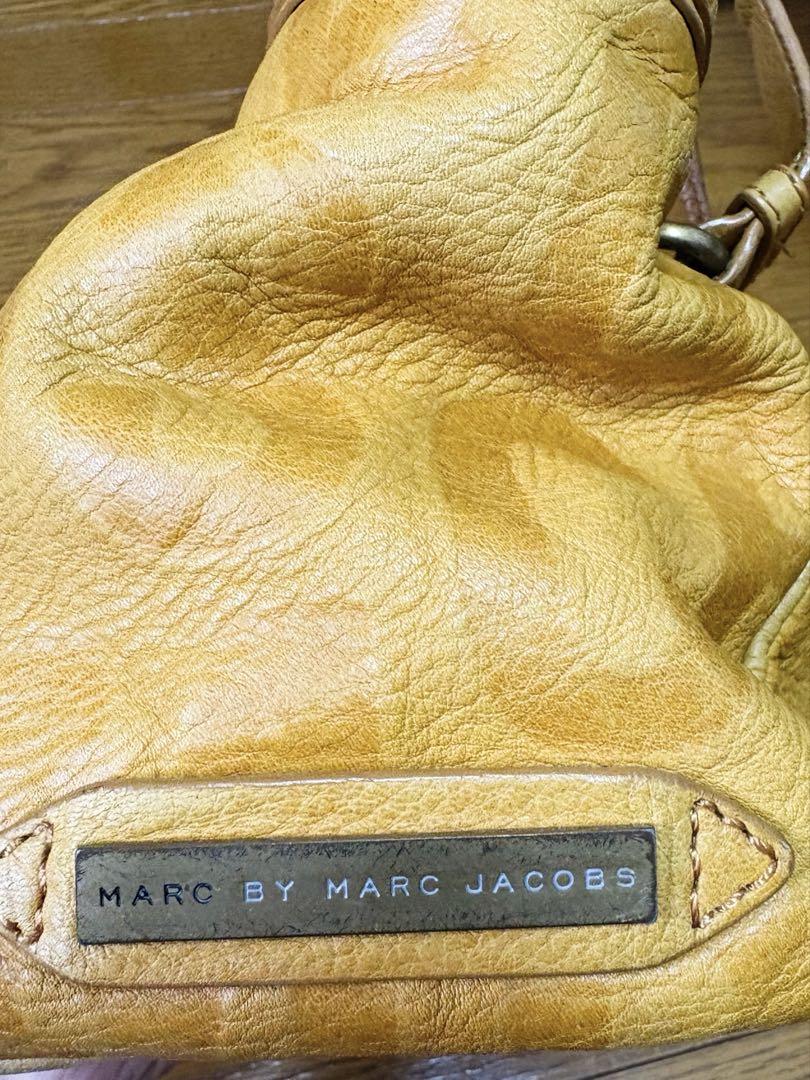 MARC BY MARCJACOBS ハンドバッグ ロゴ印字 キャメル MARC BY MARCJACOBS ハンドバッグ ロゴ印字 キャメル