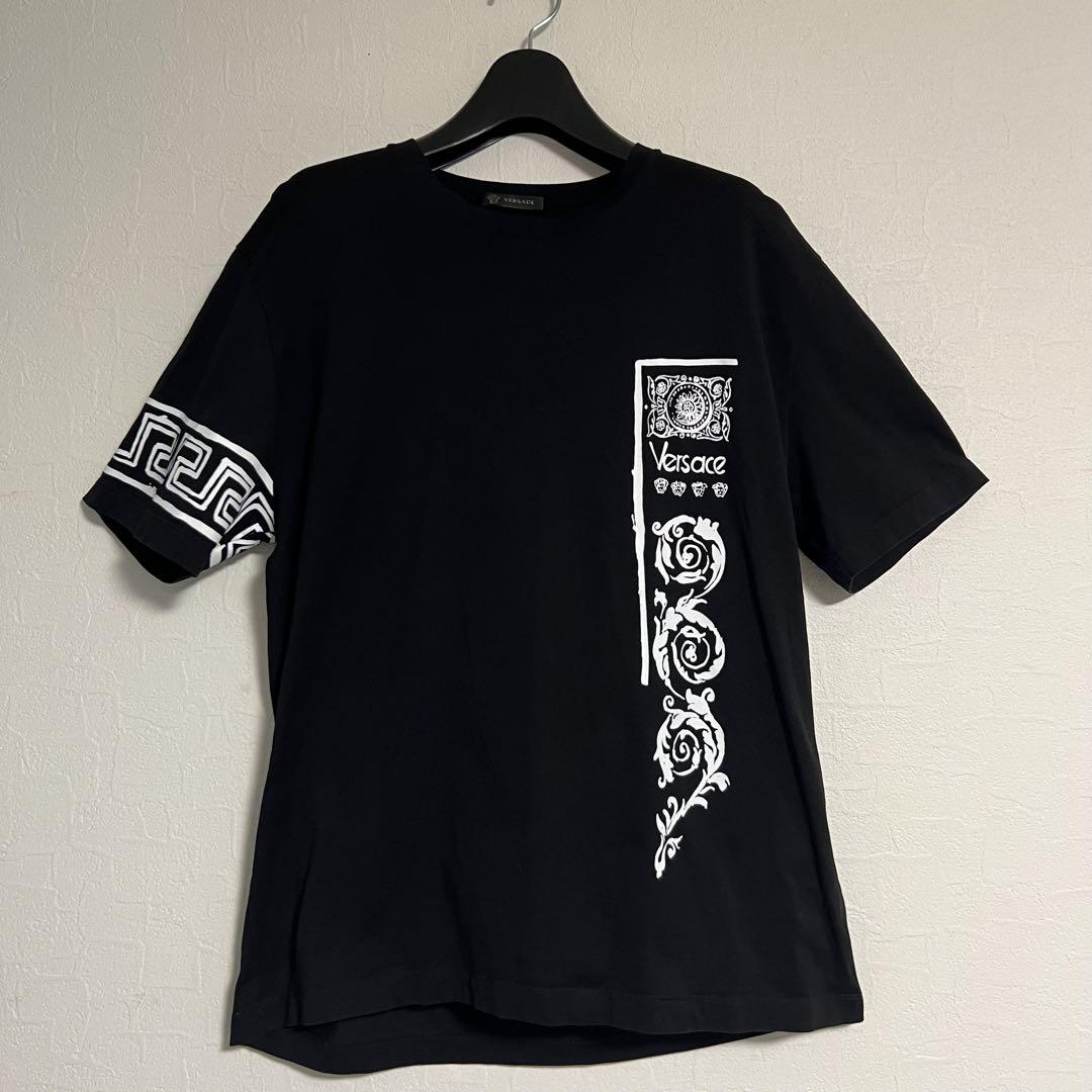 【関税込み】Versace ブラック Hills Tシャツ Versace V-Neck Logo T-Shirt | Saks Fifth Avenue