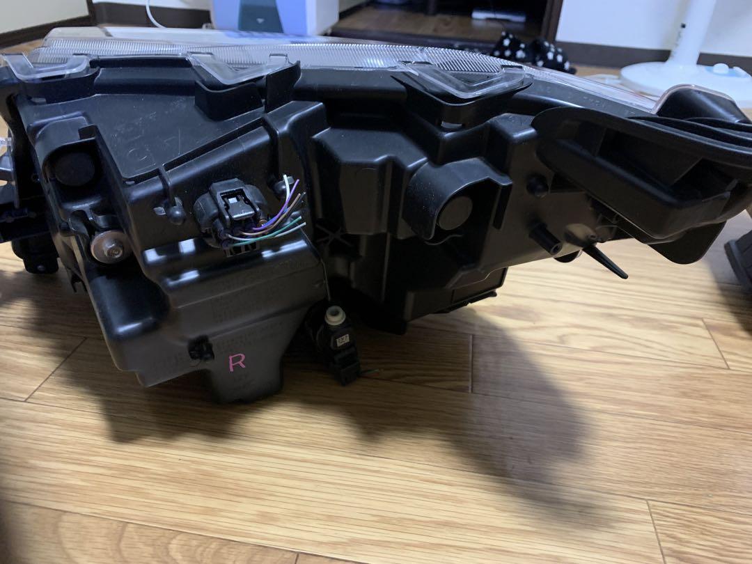 トヨタ ルーミー 右ヘッドランプ