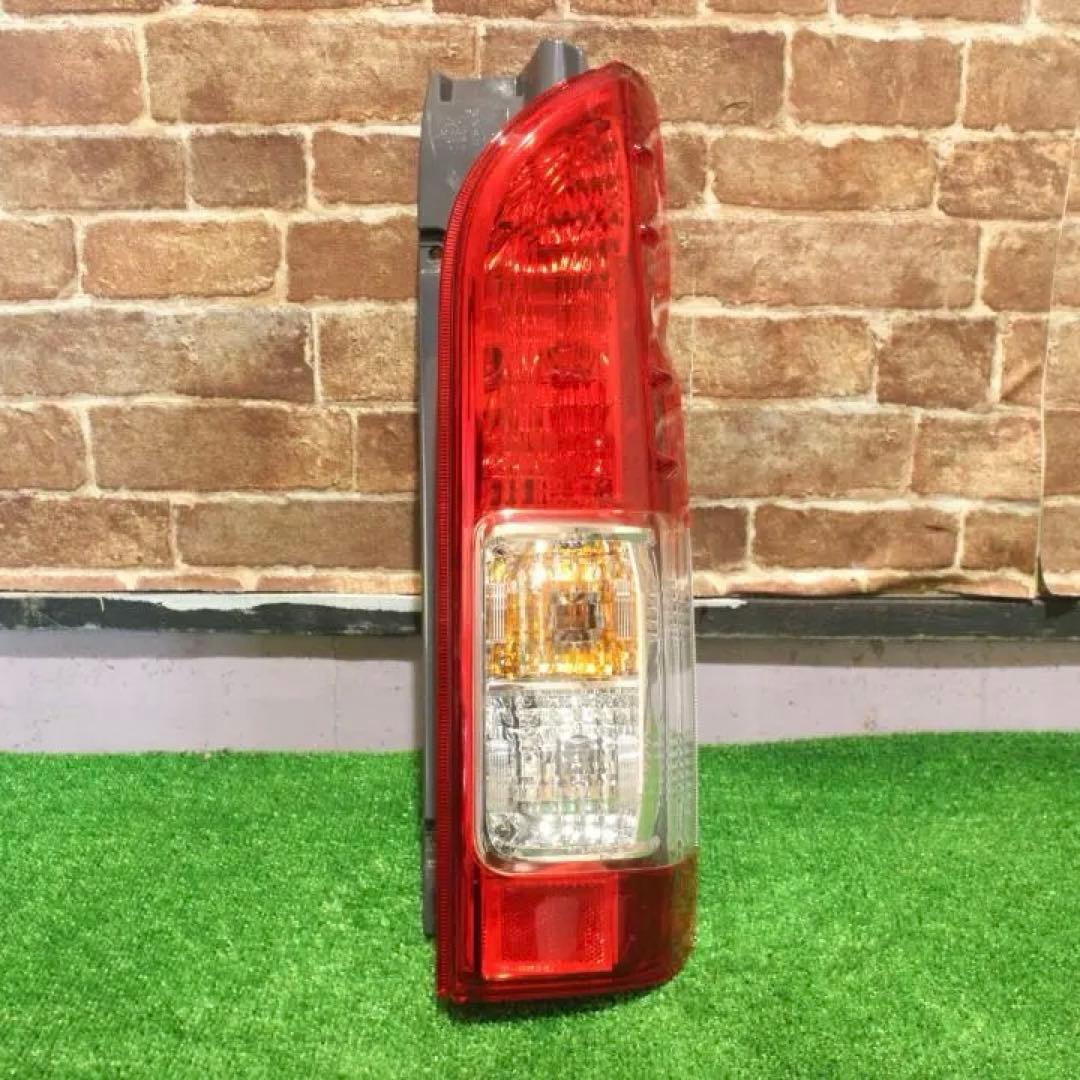 ☆新車外し品☆美品☆トヨタ・ハイエーステールライト・右側㊵