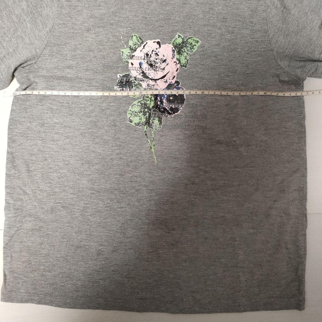 ② グレー バラ柄の長袖Tシャツ ローズ ワンポイント