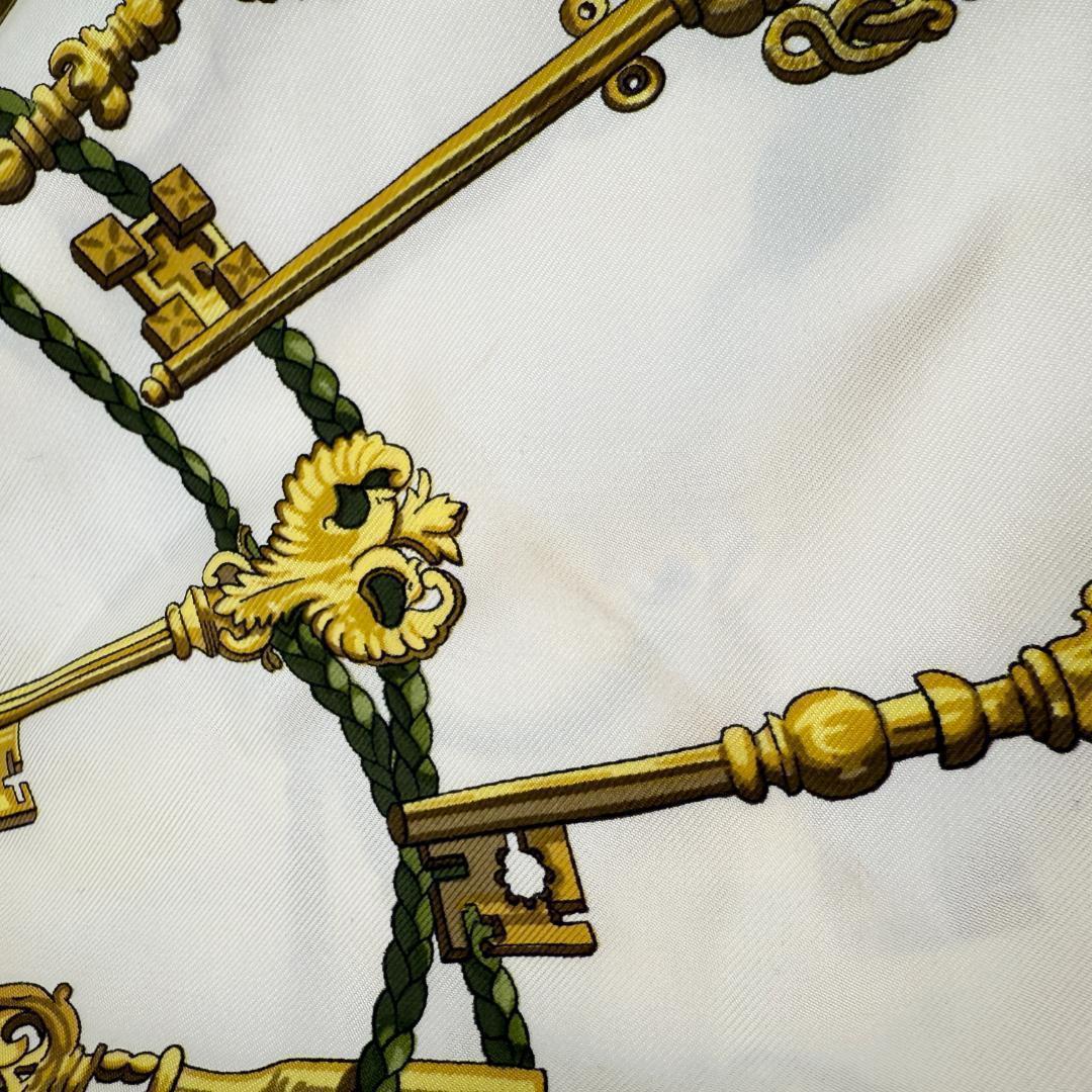 HERMES エルメス カレ90 　シルク100%　鍵柄　フランス製　スカーフ