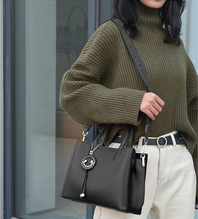 美品ですショルダーバッグ片手にカバンを持つU xHYiG-m65237328360 人気正規店