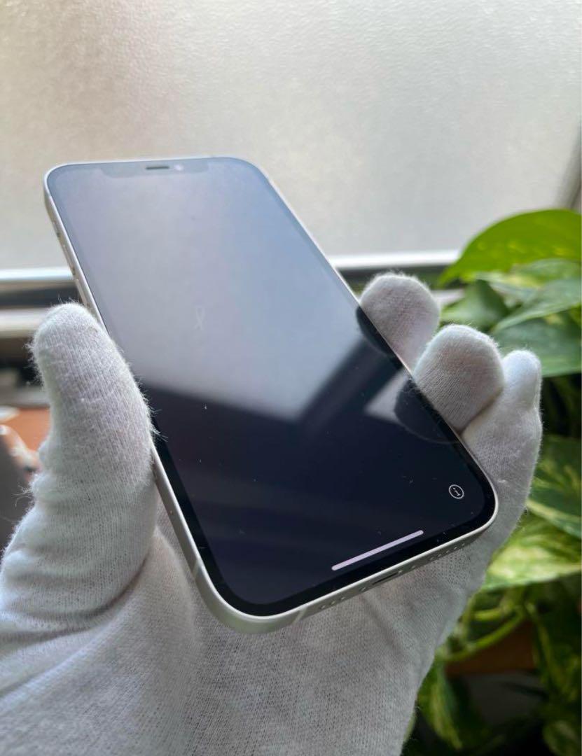 Apple iPhone 12 64GB ホワイト 充電ケーブル付き