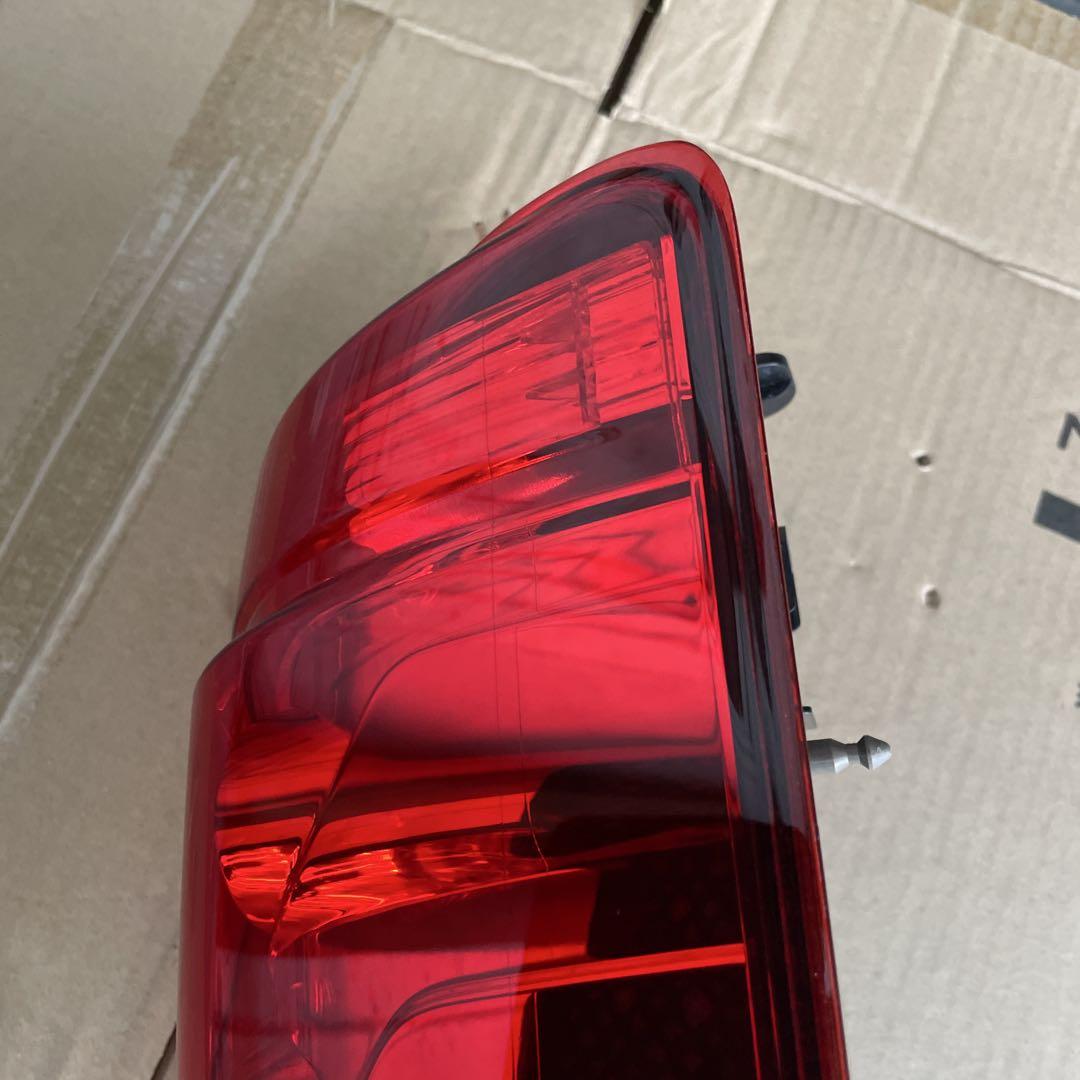 日産e26キャラバン nv350右テールランプled