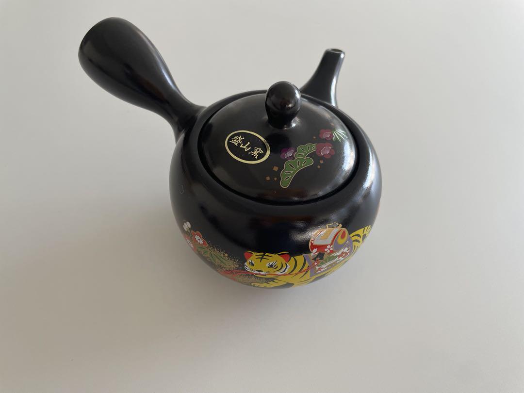 虎の絵柄の陶器製急須 中型
