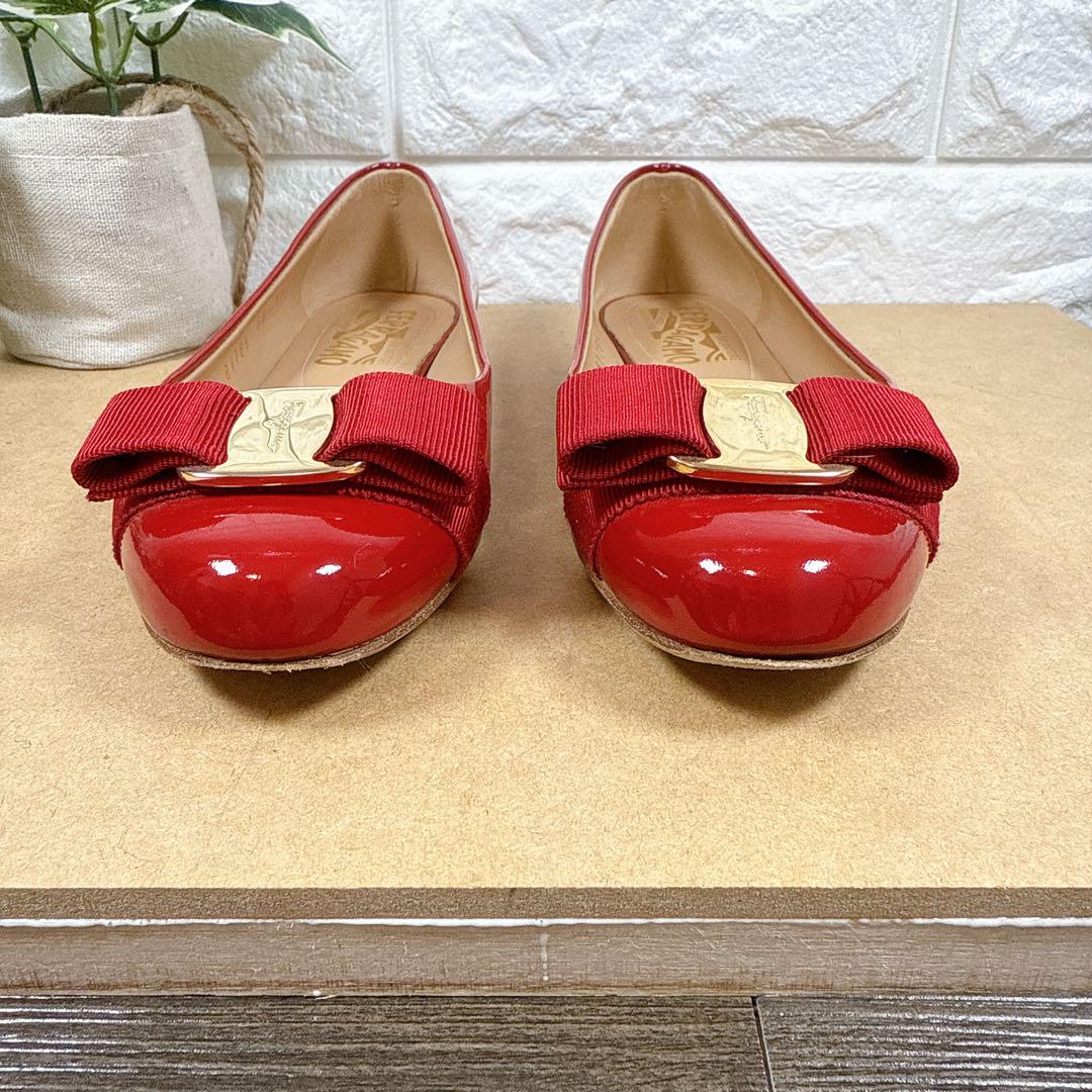 美品✨　フェラガモ　パンプス　22㎝　ヴァラリボン　赤　エナメル　レザー