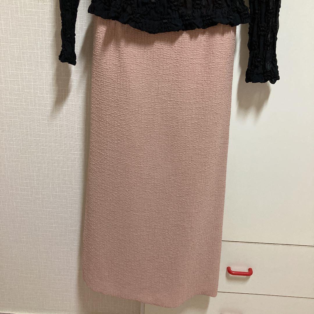 レディーストップス　スーツセット　黒透かし柄ブラウスと、ピンク系スカート