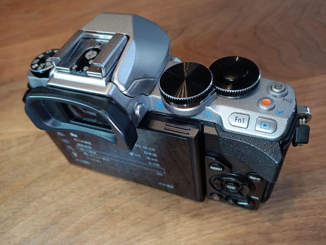 センサー清掃済み【バッテリー2個付】OLYMPUS OM-D E-M10 ボディ